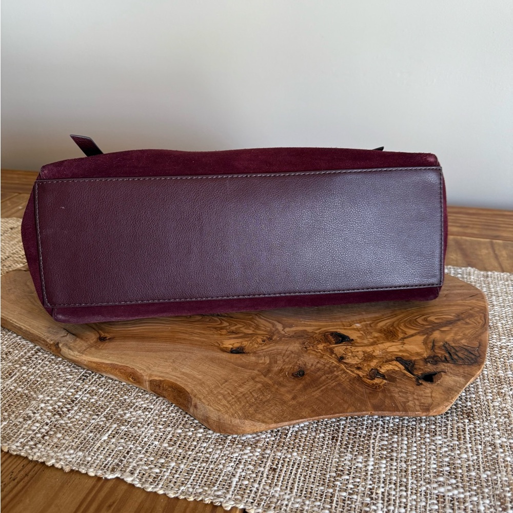 Fossil suede bag. Beautiful burgundy color and only carried a couple of times. 🩷 - Picture 3 of 6